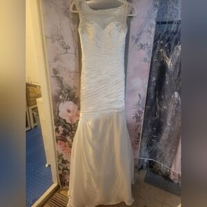 Elegant Ivory Wedding Gown